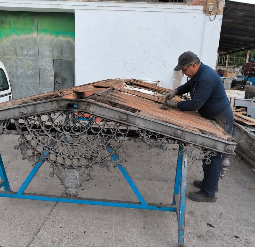 El Ayuntamiento está restaurando las antiguas marquesinas de forja