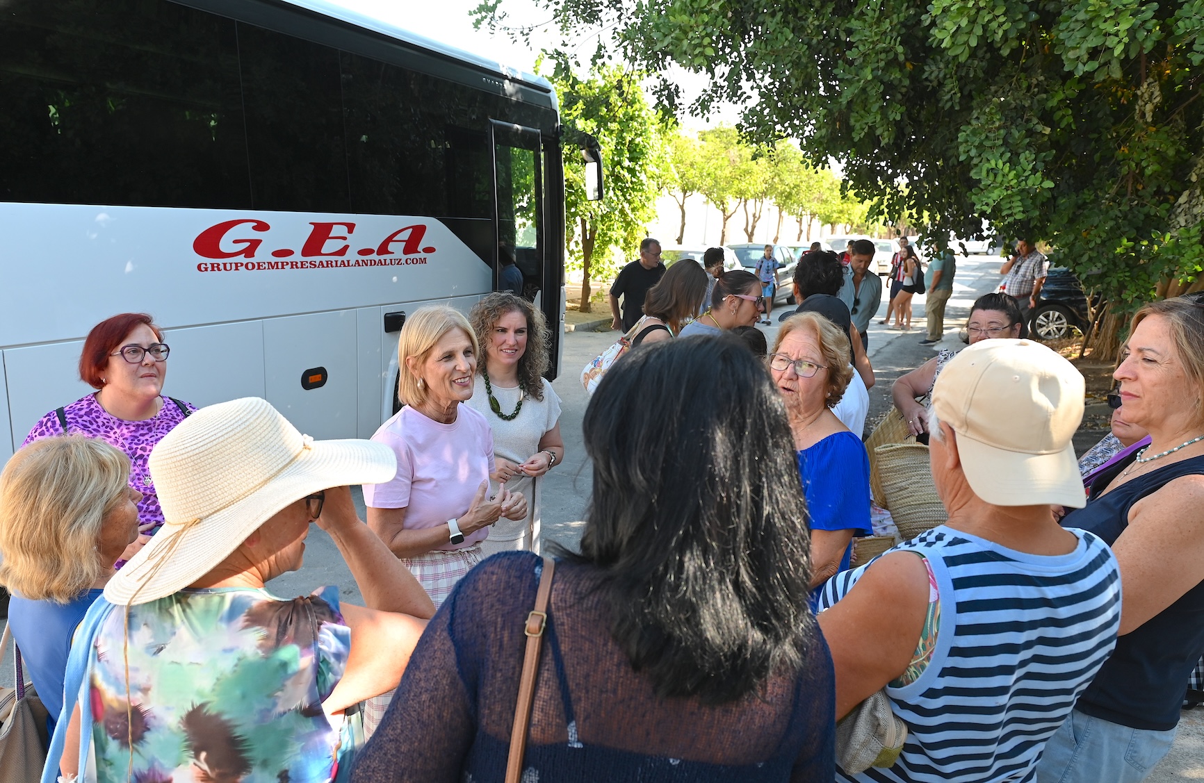 La alcaldesa ha asistido a la salida del autobús de la playa