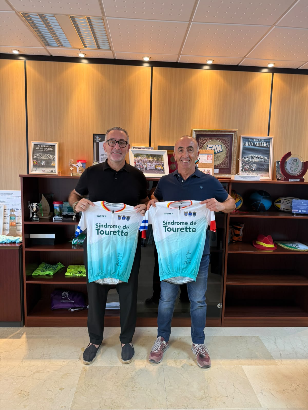 El delegado de Deportes anima a Juan Manuel Soto en su reto solidario