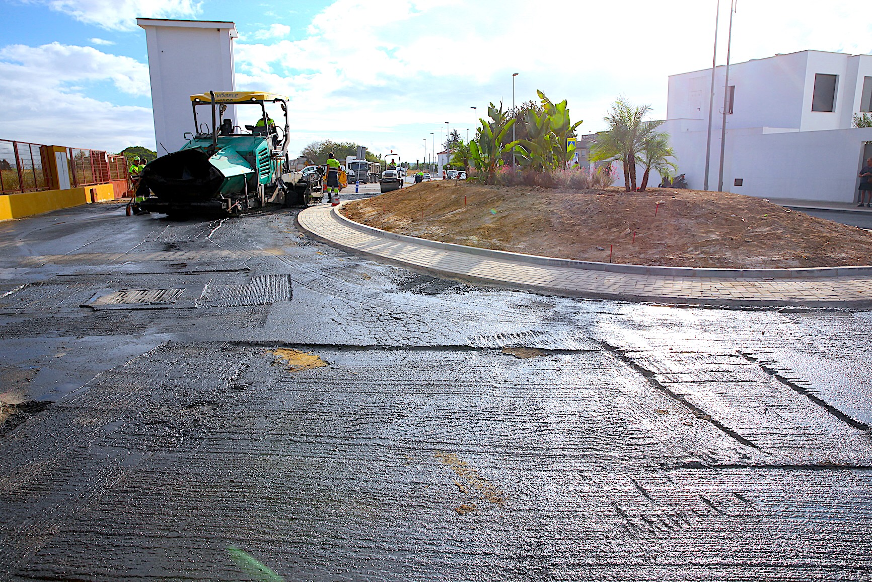 Este viernes se ha procedido al reasfaltado de la glorieta de San José Obrero