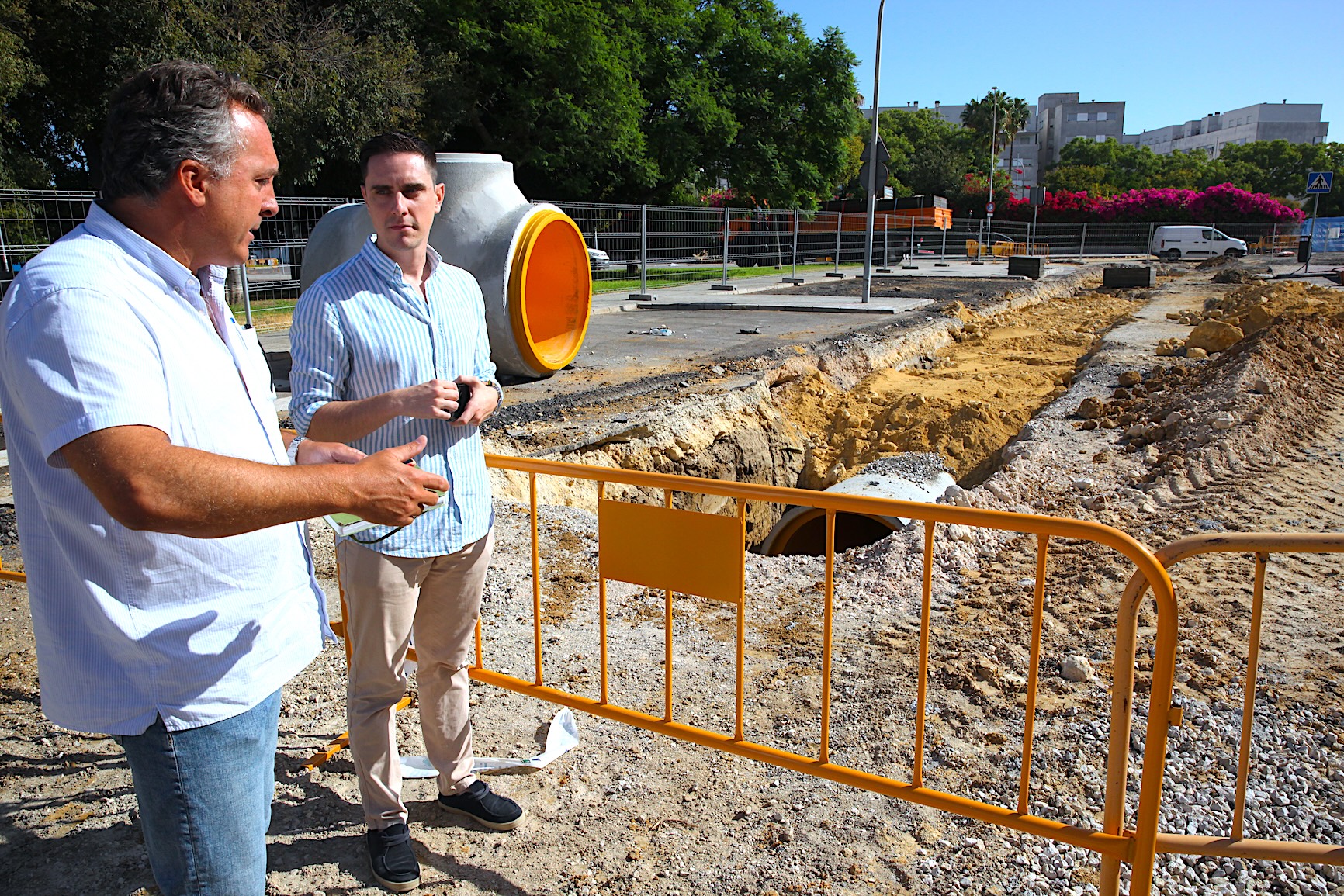 Jaime Espinar visita las obras del nuevo colector en la barriada de La Granja
