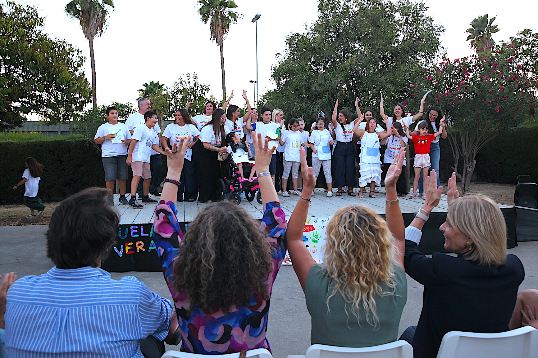 La alcaldesa asiste a la fiesta de cierre de la Escuela de Verano inclusiva