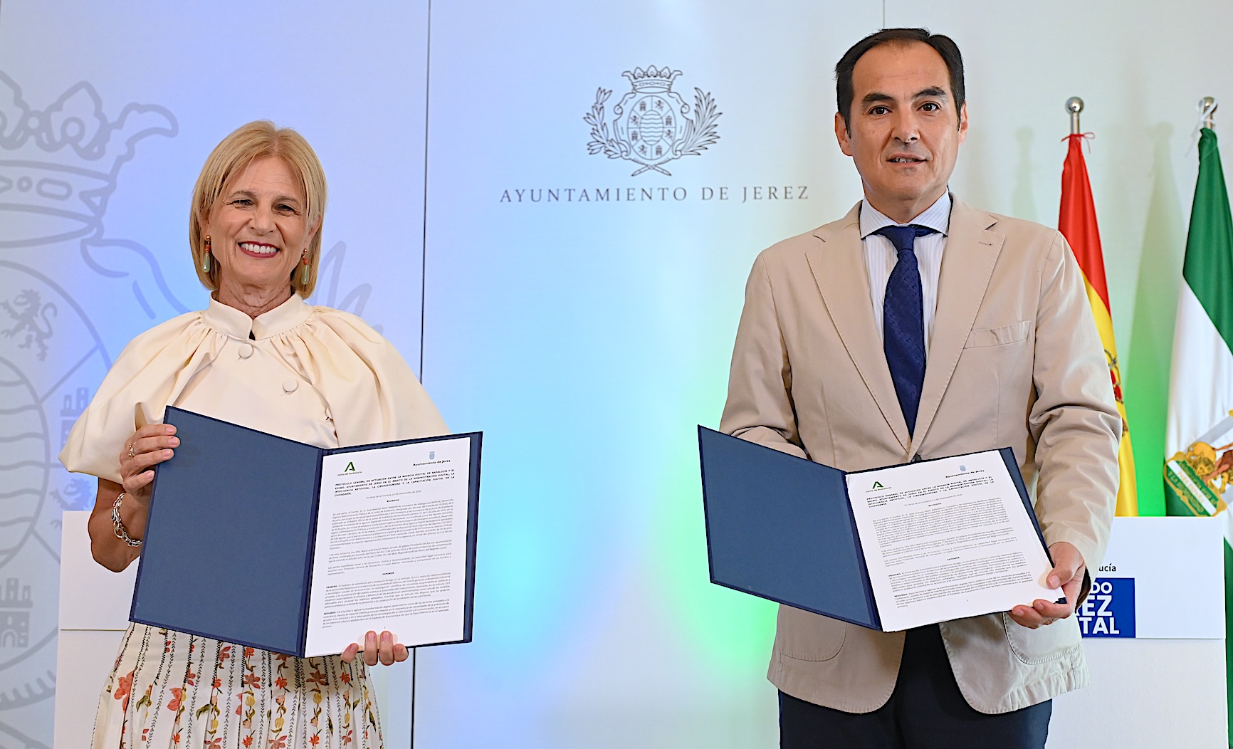 Alcaldesa firma un convenio para la Administración Digital