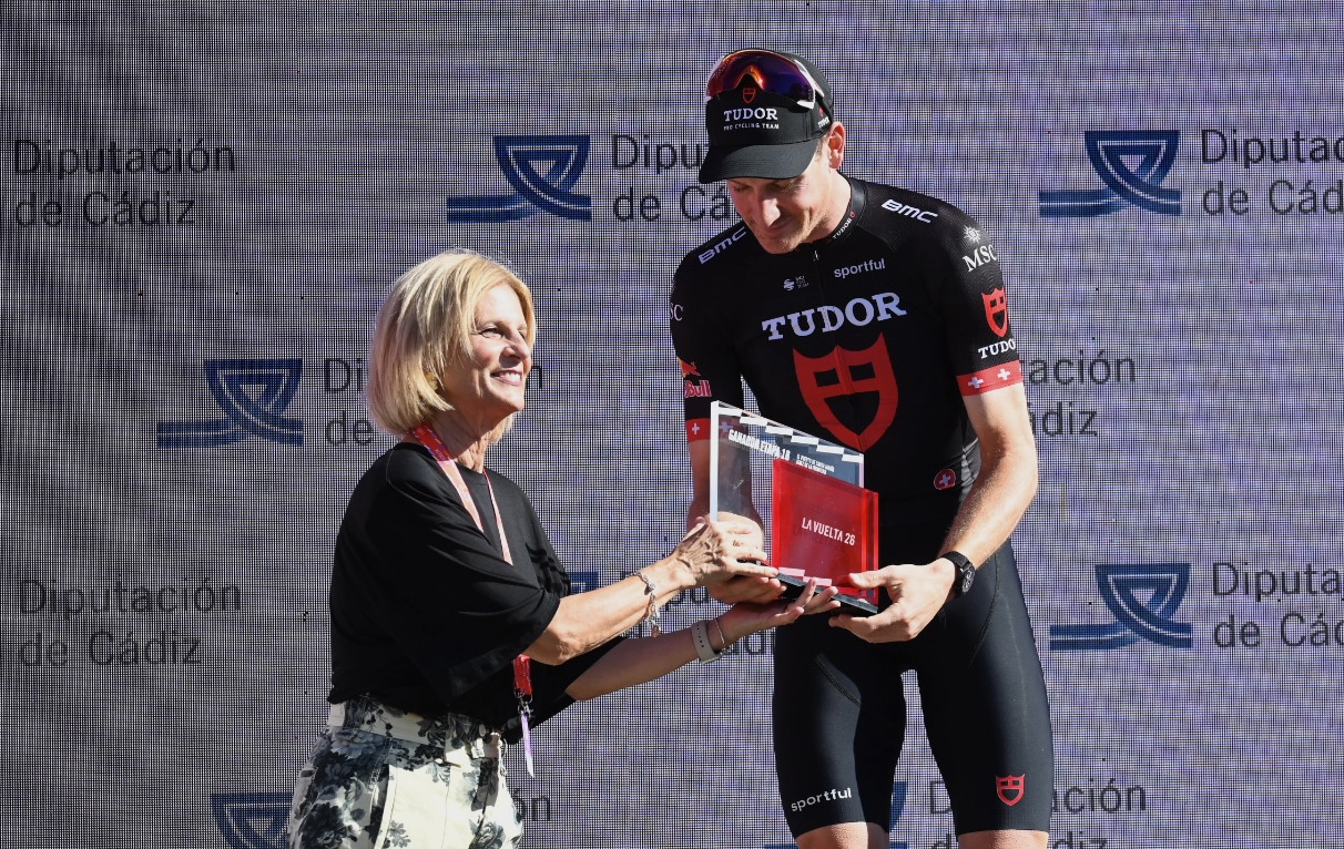 La alcaldesa entrega el premio al ganador de la 18ª etapa de la Vuelta España