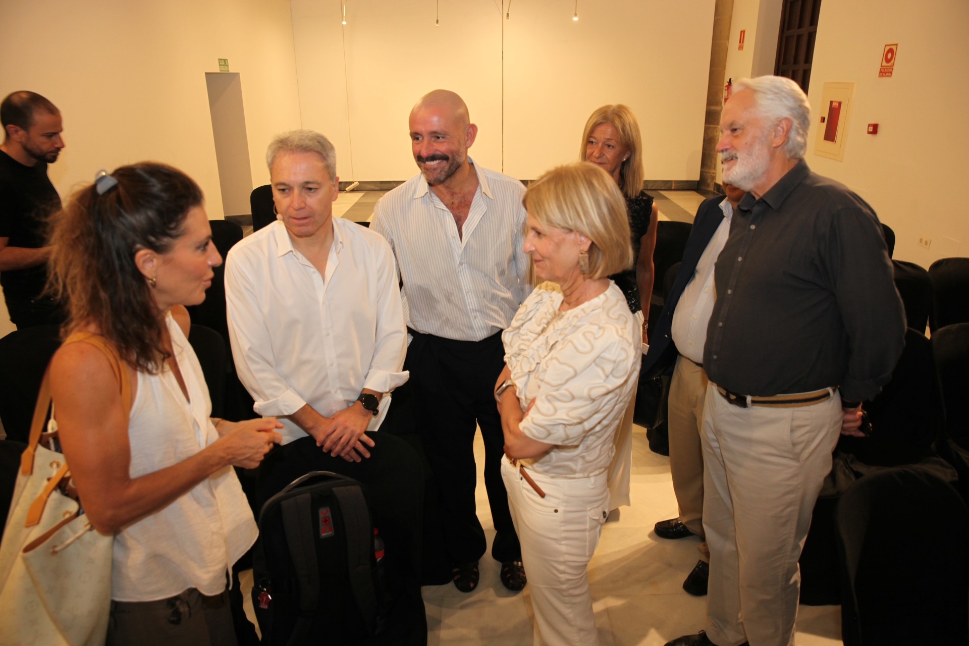 La alcaldesa asiste a la presentación del libro de Vicente Vallés