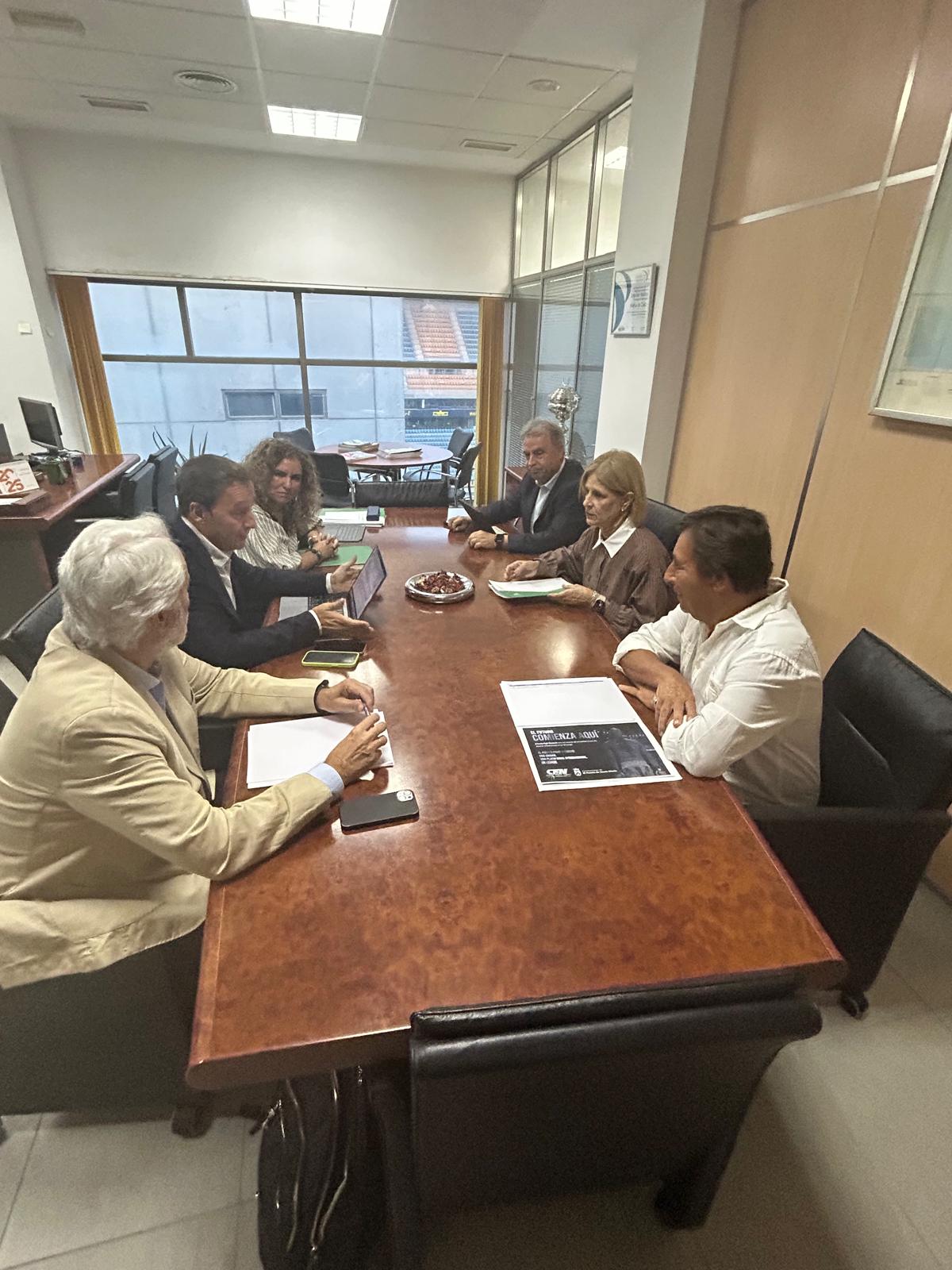 La alcaldesa ha mantenido una reunión en Diputación para abordar el tema de la vivienda
