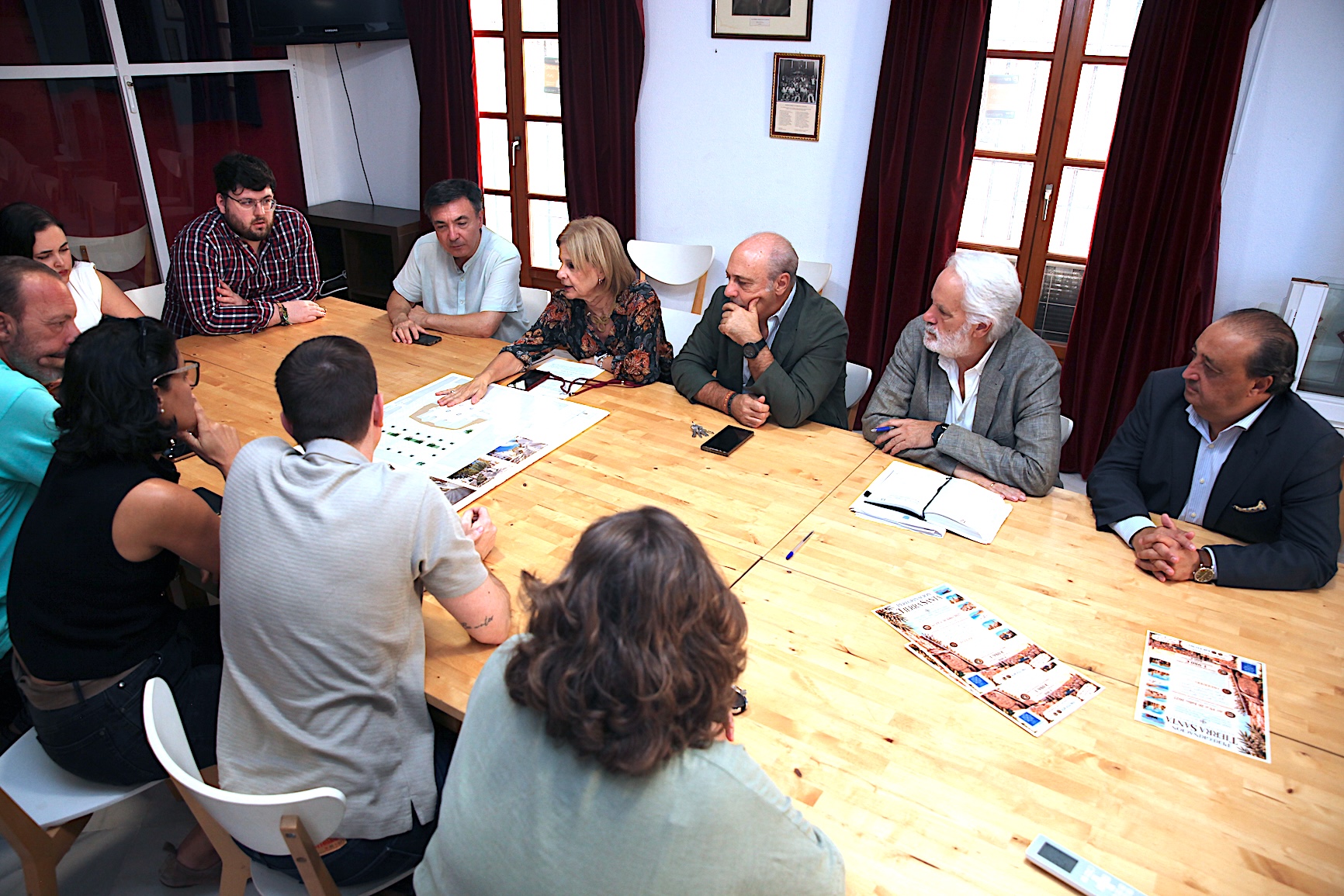 La alcaldesa ha explicado a la Hermandad de las Tres Caídas el proyecto de la plaza  San Lucas