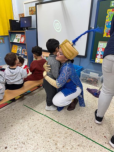 Voluntaria en el acto de Reyes Magos del Colegio Luis Vives