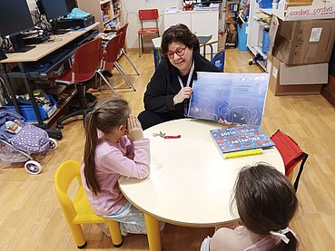 Voluntaria lectora con los niños y niñas en el Aula Pediátrica