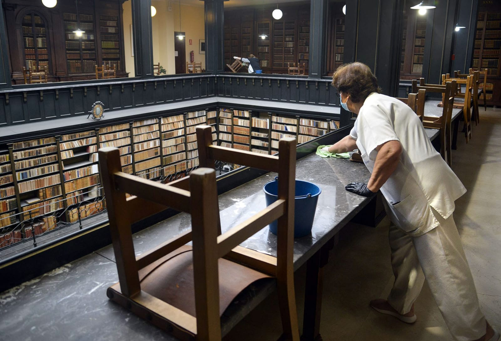 Limpieza en la sala de investigadores de la Biblioteca Central