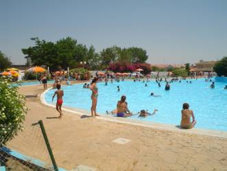 Niños en la piscina