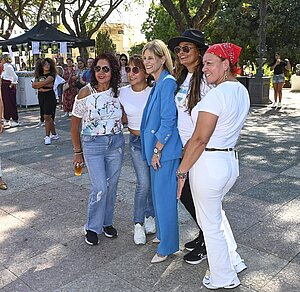La alcaldesa inaugura la Feria Alma Hispana