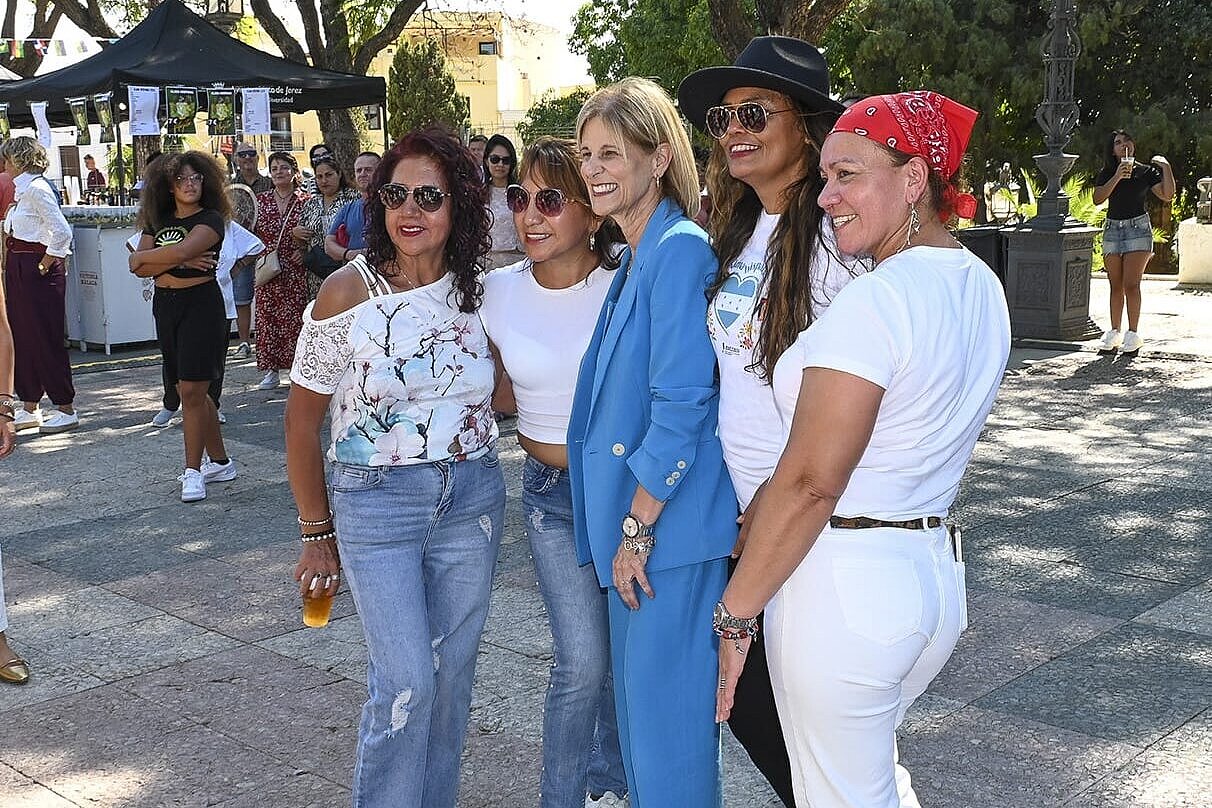 La alcaldesa inaugura la Feria Alma Hispana