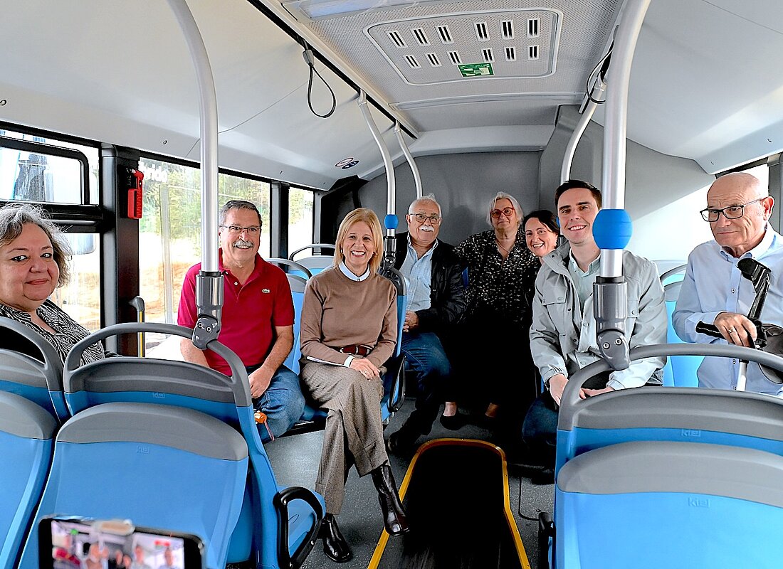 #htmlcaption-1 La alcaldesa visita junto al Comité Ciudadano los nuevos autobuses