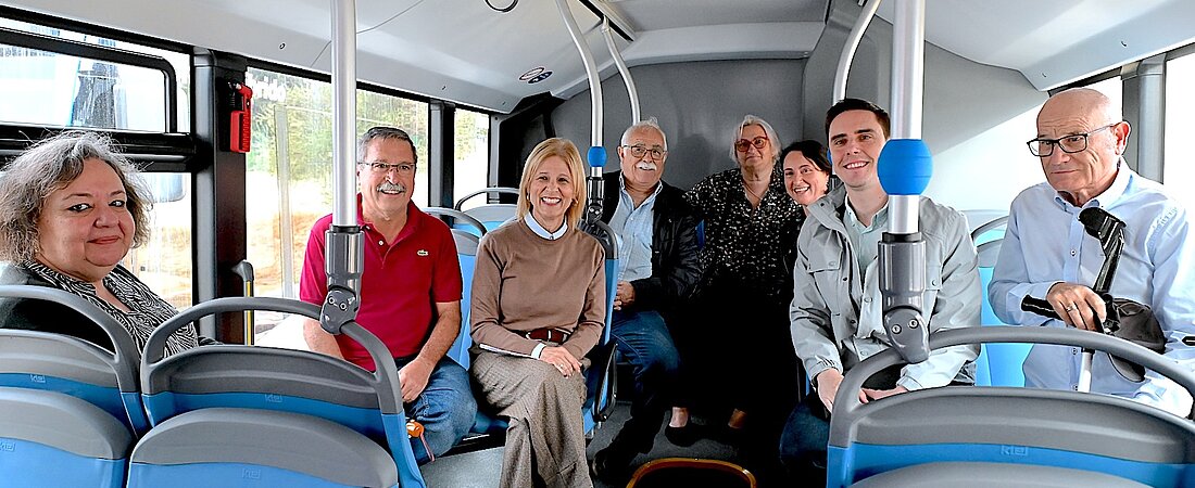 La alcaldesa visita junto al Comité Ciudadano los nuevos autobuses