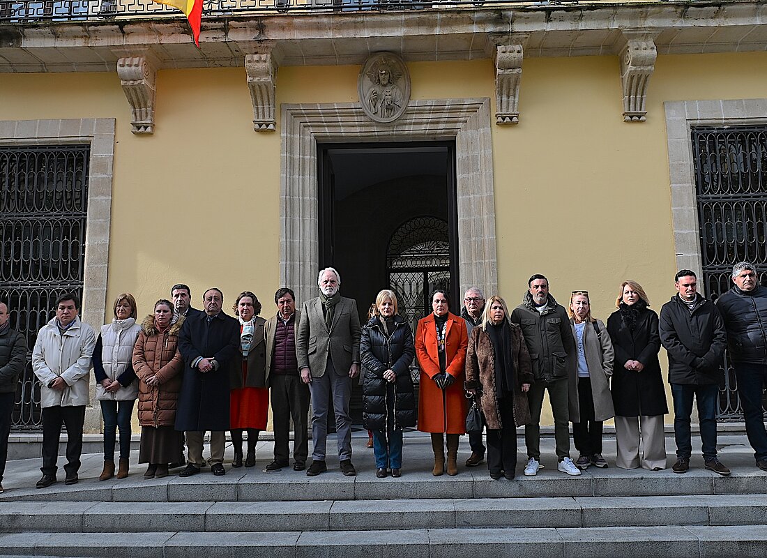 La Corporación municipal ha guardado un minuto de silencio
