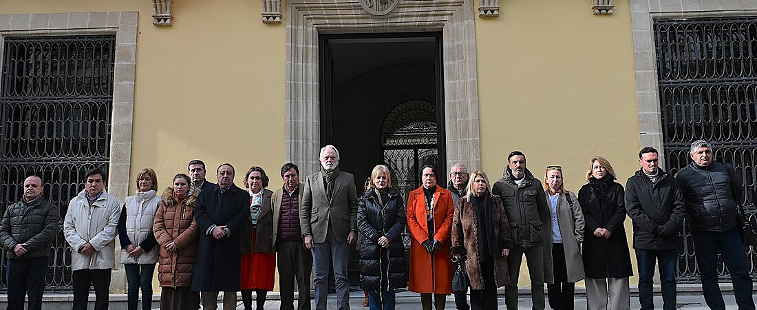 La Corporación municipal ha guardado un minuto de silencio
