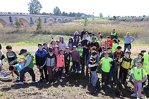 Plantación de árboles junto al Puente de Cartuja