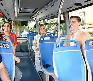 La alcaldesa presenta un nuevo autobús eléctrico