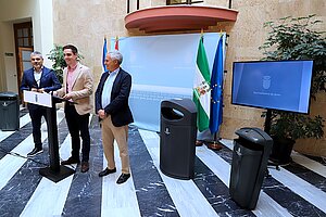 Jaime Espinar presenta el nuevo contrato de papeleras