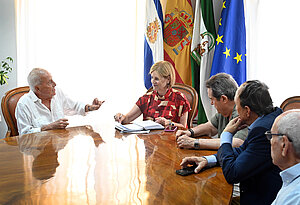 La alcaldesa durante la reunión