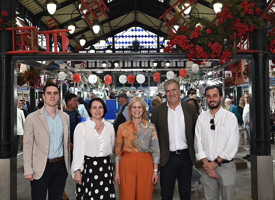 Alcaldesa visita decoración de Feria del Mercado de Abastos