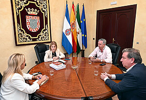 La alcaldesa durante la reunión