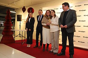 El delegado junto a los premiados