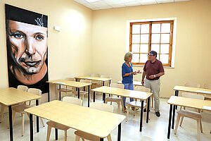 Archivo. Carmen Pina y José Ángel Aparicio visitan la sala de estudio en Paúl 