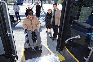 Jaime Espinar enseña a Adifi las rampas de los nuevos autobuses