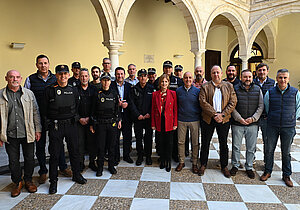 La alcaldesa junto a los agentes felicitados