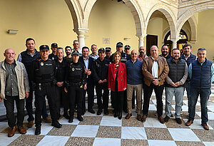La alcaldesa junto a los agentes felicitados