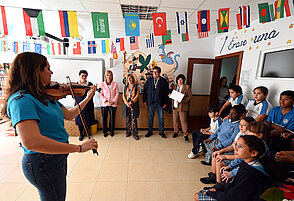 La alcaldesa durante su visita al colegio
