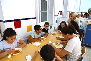 La alcaldesa ha conocido el comedor del CEIP Cervantes