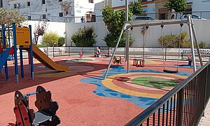 El Ayuntamiento procede al pintado y limpieza de parques infantiles