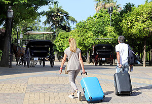 Fotografía de archivo de turistas por la calle