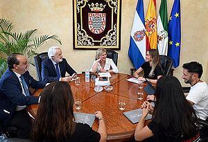 La alcaldesa durante la reunión