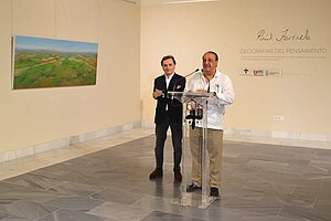 Francisco Zurita asiste a la inauguración de la exposición de Raúl Zarzuela