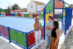 La alcaldesa visita las pistas deportivas de El Portal