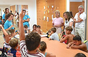 La alcaldesa acompaña a los niños y niñas de la Escuela de verano de Los Albarizonesde Los A