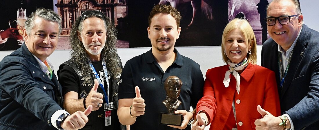 La alcaldesa ha hecho entrega del premio del Motor a Jorge Lorenzo