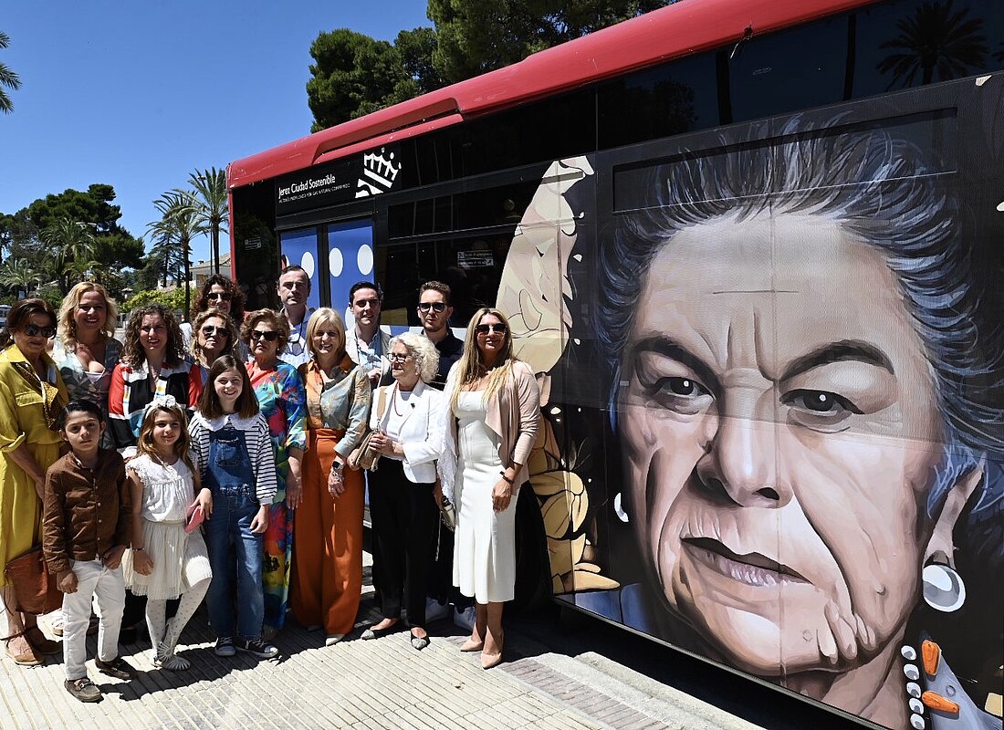 Alcaldesa presenta autobús dedicado a La Paquera