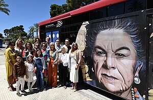 Alcaldesa presenta autobús dedicado a La Paquera
