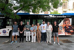 La alcaldesa ha presentado el autobús rotulado con el reto X-Men
