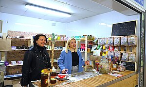 Nela García visita el nuevo puesto del Mercado Federico Mayo