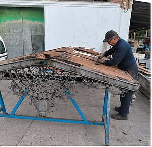 El Ayuntamiento está restaurando las antiguas marquesinas de forja