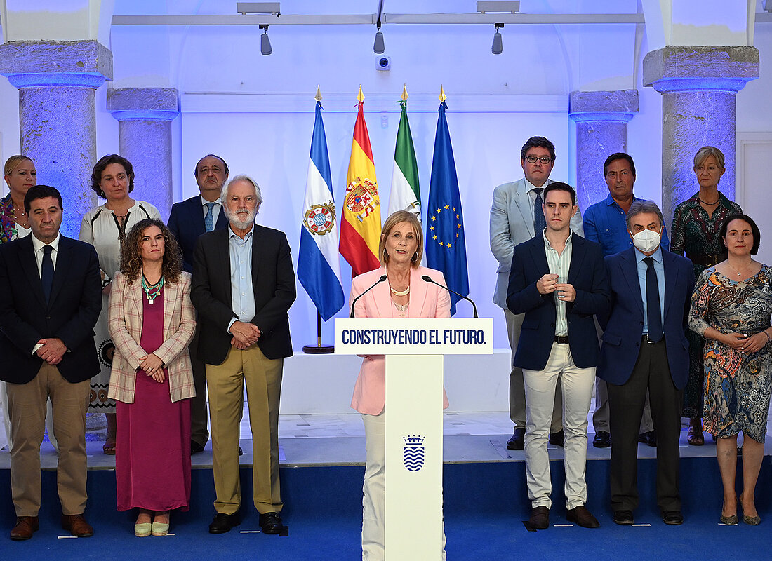La alcaldesa junto a su equipo de Gobierno