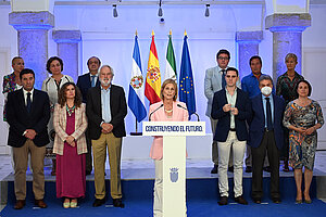 La alcaldesa junto a su equipo de Gobierno
