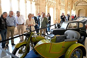 La alcaldesa visita la exposición de vehículos cllásicos