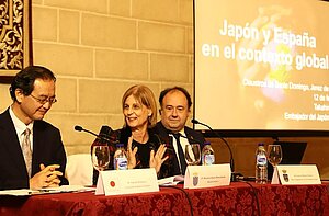 La alcaldesa durante la inauguración de la exposición